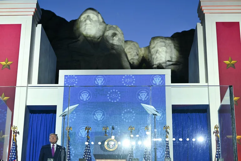 Donald Trump au pied du Mont Rushmore, le 3 juillet 2026