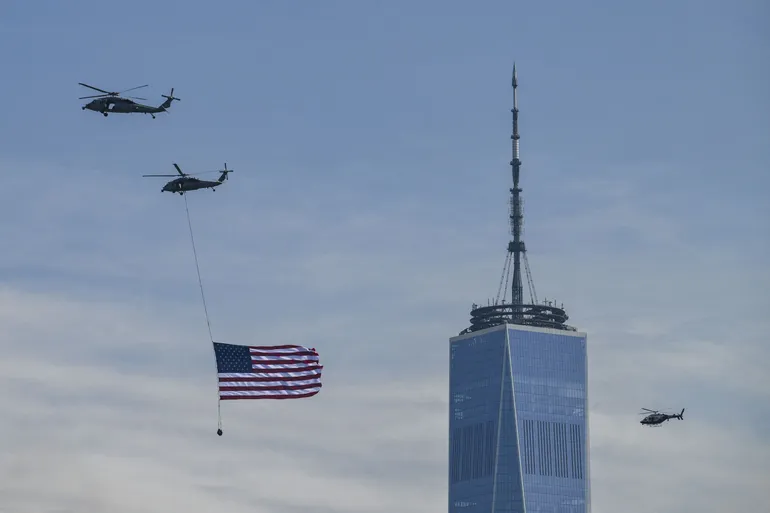Hélicoptères survolent le One World Trade Center, également appelé Freedom Tower, avant le défilé naval « Sail4th 250 » organisé dans le port de New York à l’occasion du 250e anniversaire des États-Unis, le jour de la Fête de l’Indépendance, le 4 juillet 