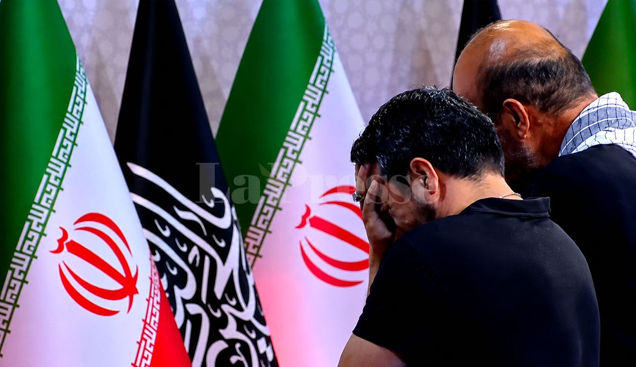 Iran : des milliers de personnes assistent aux funérailles d'Ali Khamenei à Téhéran