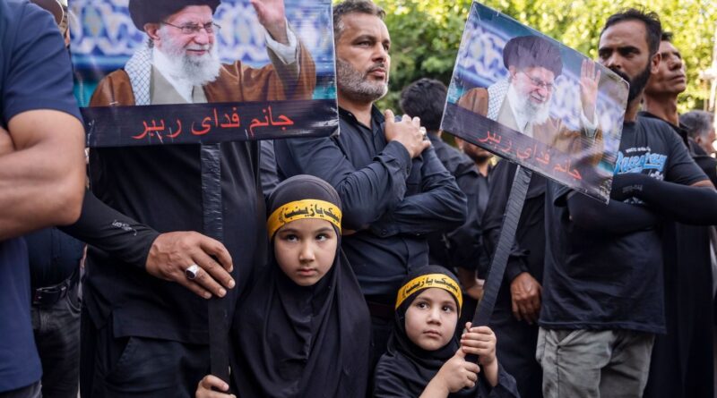 Iran : Funérailles de l'ayatollah Khamenei, une démonstration de force du régime