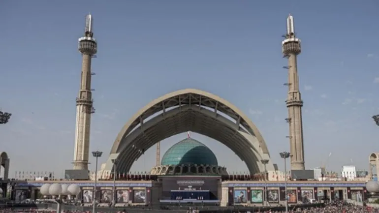 On voit ici les cercueils de l’ayatollah Ali Khamenei, guide suprême iranien assassiné, et des membres de sa famille, à la Grande Mosalla, au début des cérémonies funéraires à Téhéran, le 4 juillet 2026.