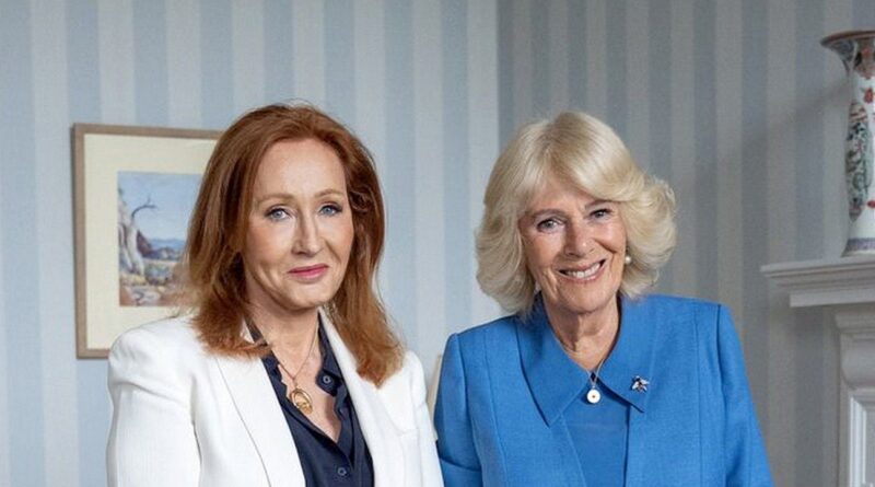 J.K. Rowling : Camilla critiquée pour sa photo avec l'autrice