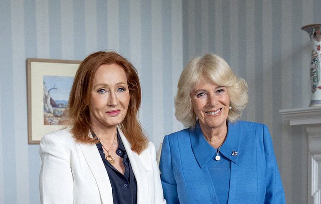 J.K. Rowling : Camilla critiquée pour sa photo avec l'autrice