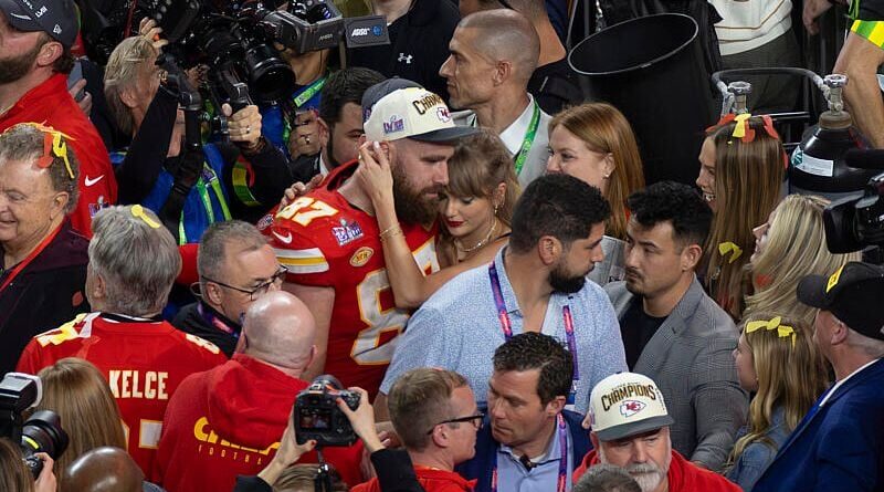Jason Kelce trouve « remarquable » qu'aucune photo du mariage de Travis Kelce et Taylor Swift n'ait fuité.
