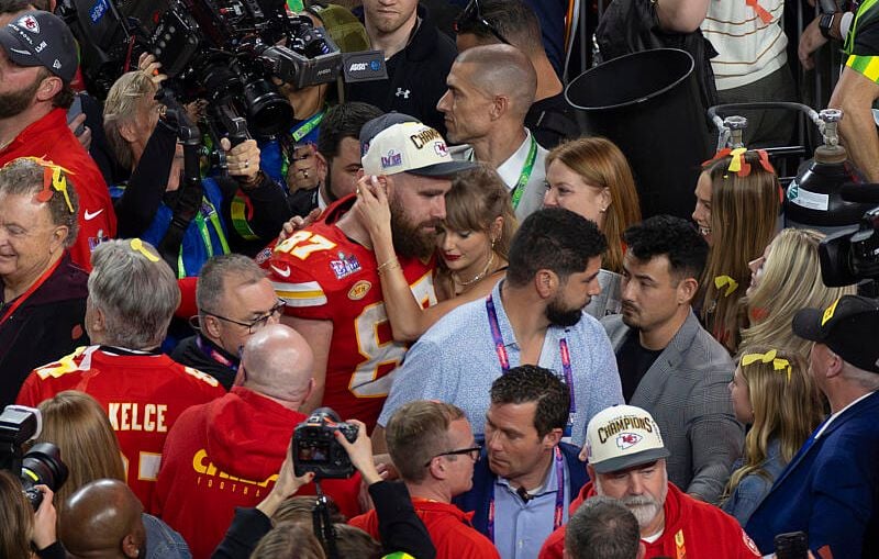 Jason Kelce trouve « remarquable » qu'aucune photo du mariage de Travis Kelce et Taylor Swift n'ait fuité.