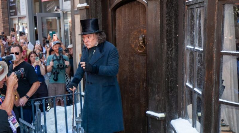 Johnny Depp fait sensation en Ebenezer Scrooge au Comic-Con de San Diego