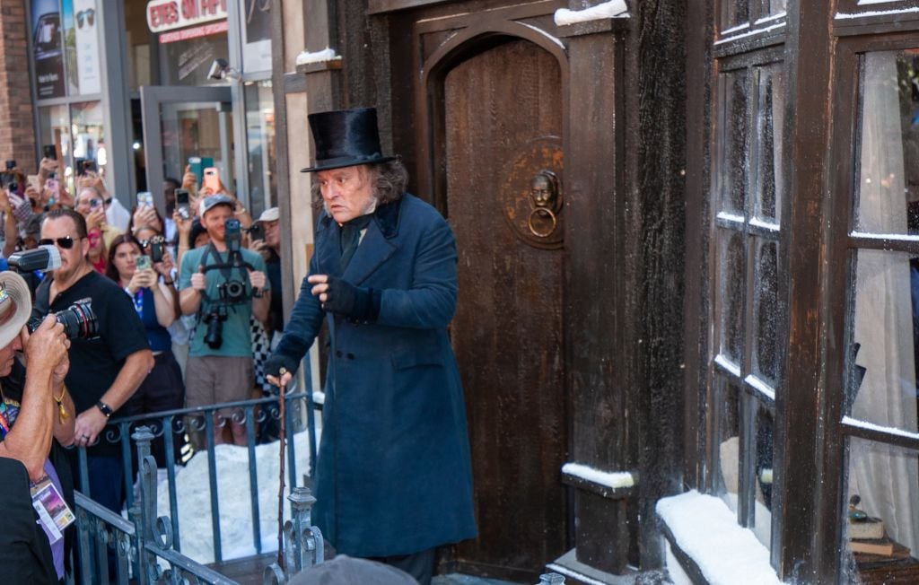 Johnny Depp fait sensation en Ebenezer Scrooge au Comic-Con de San Diego