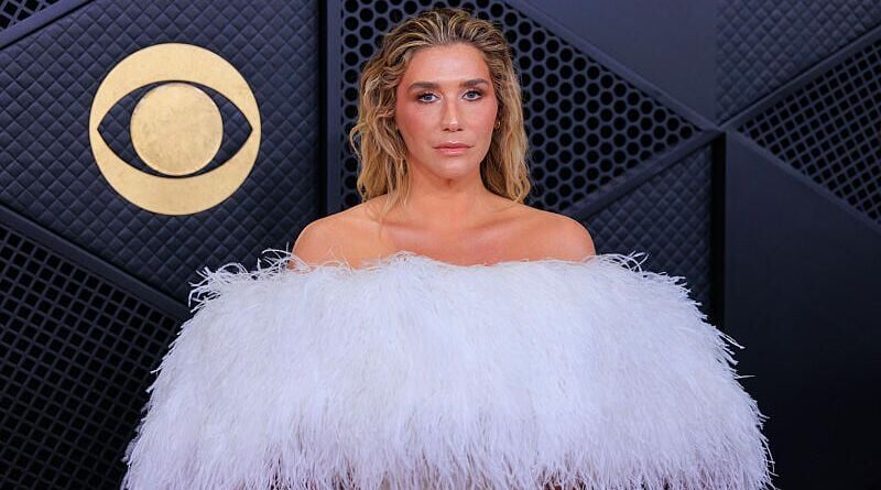 Kesha démunie devant un raton laveur s’installant chez elle