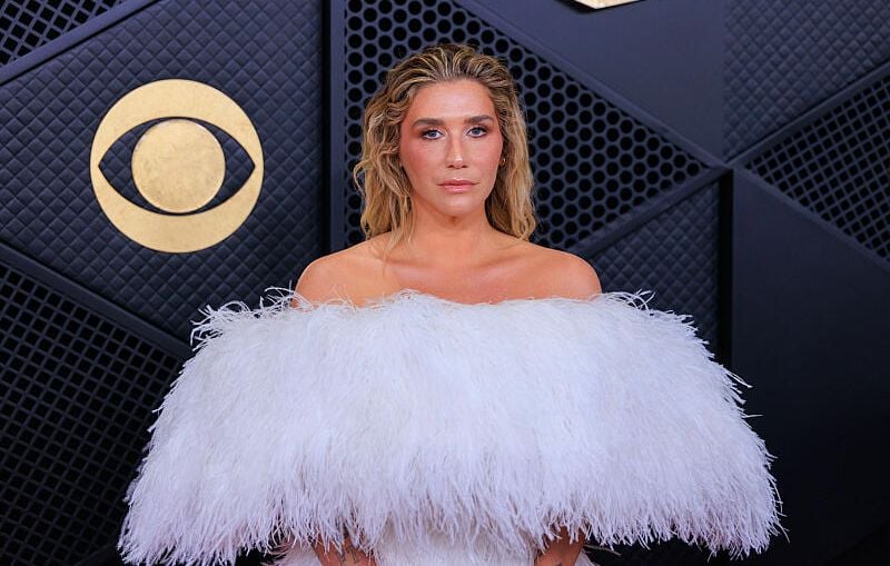 Kesha démunie devant un raton laveur s’installant chez elle
