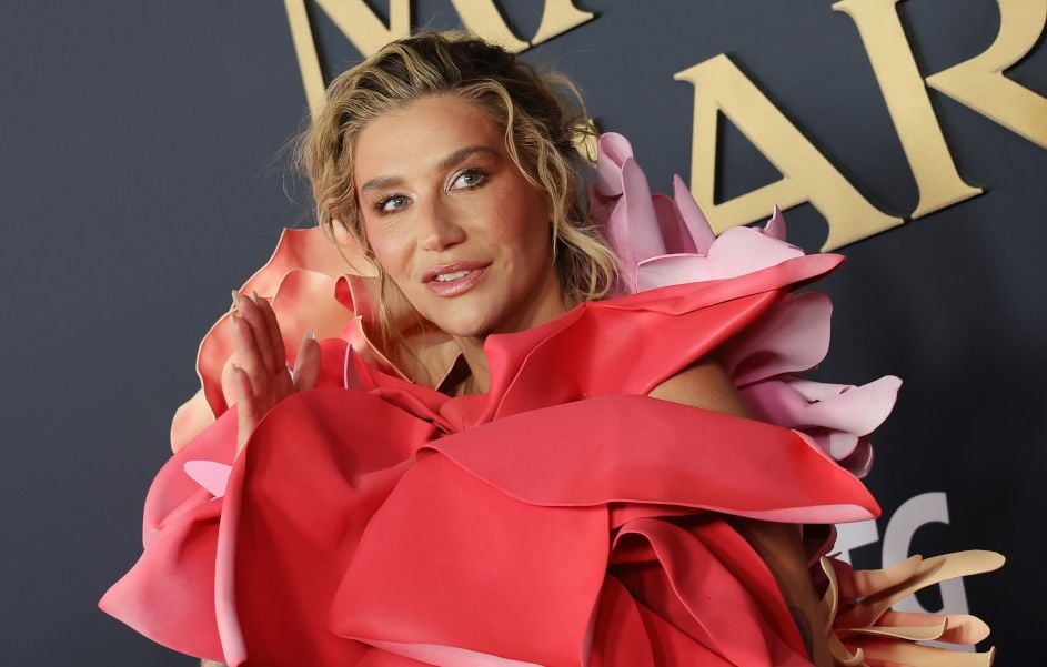 Kesha dévoile sa collection de dents humaines et ses motivations.