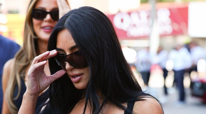 Kim Kardashian défend ses photos de vacances après le décès de sa grand-mère.