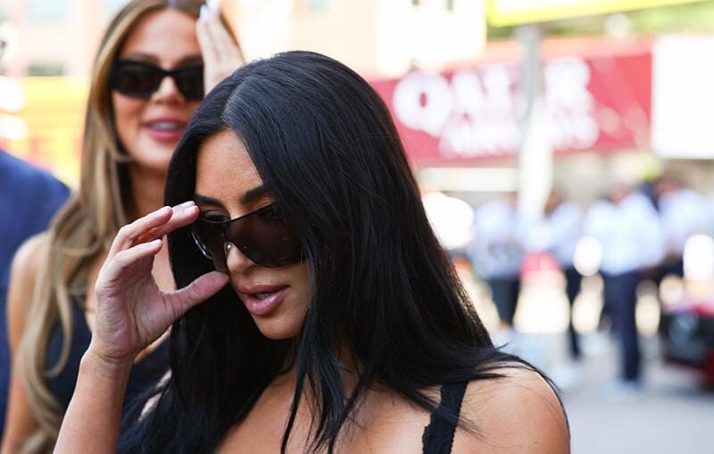 Kim Kardashian défend ses photos de vacances après le décès de sa grand-mère.