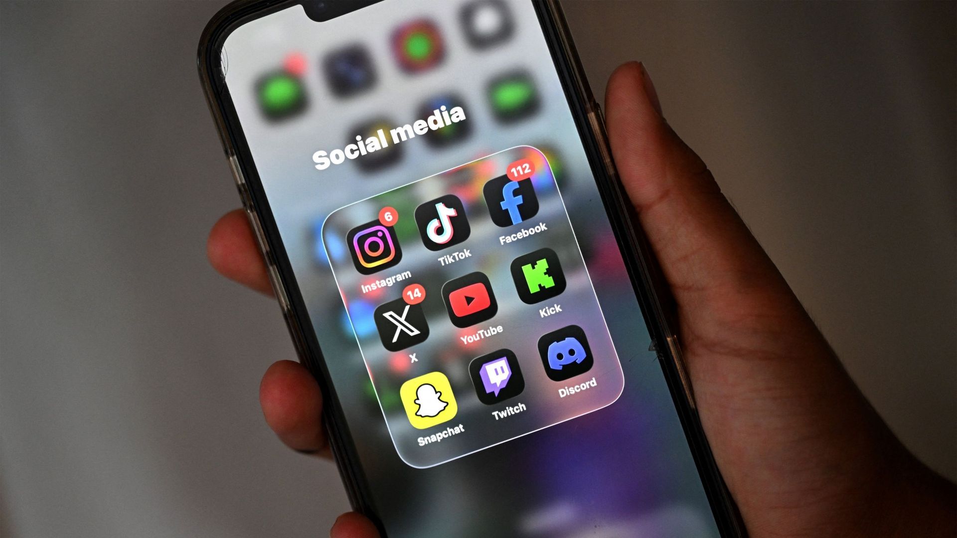La France interdit les réseaux sociaux aux moins de 15 ans, première en Europe.