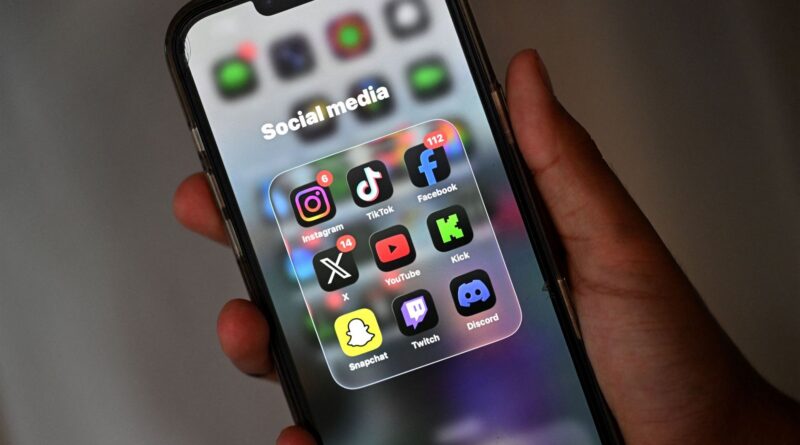 La France interdit les réseaux sociaux aux moins de 15 ans, première en Europe.
