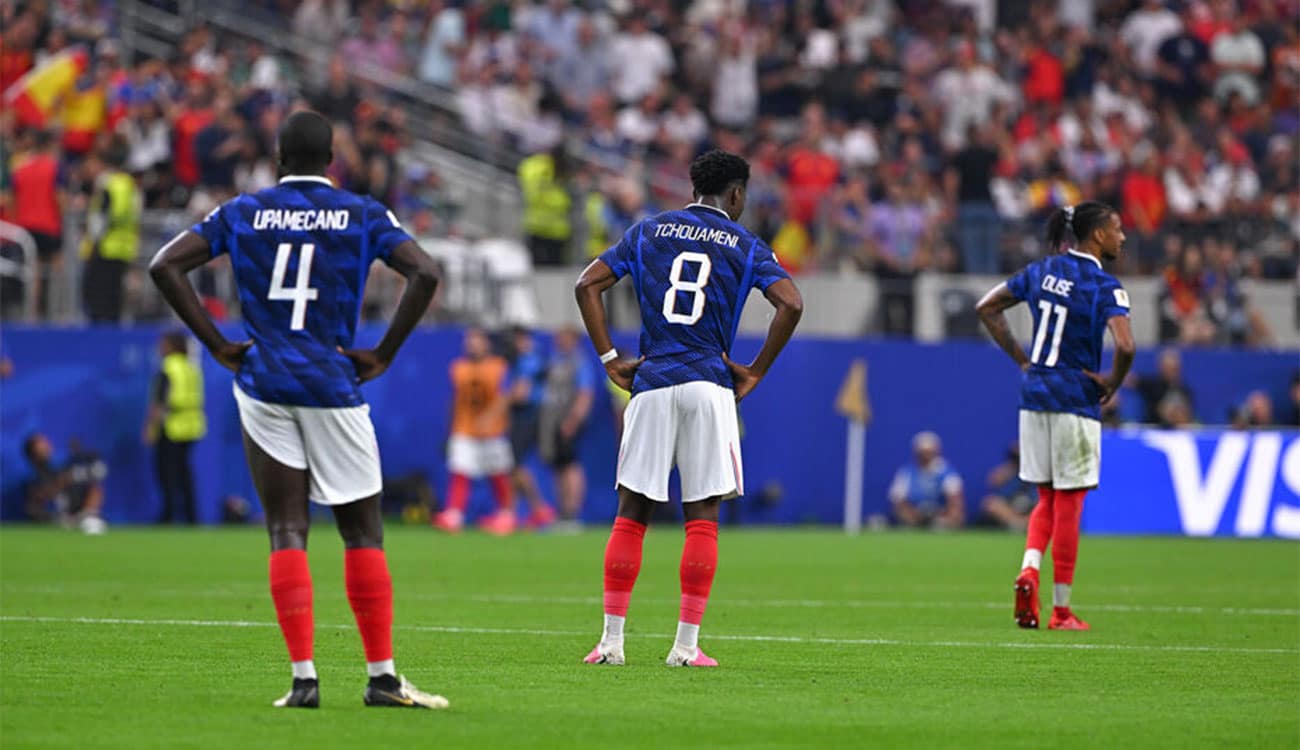 La presse française ne critique pas les Bleus après l'élimination en 2026.
