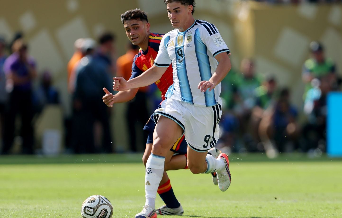 L’Atlético porte plainte auprès de la FIFA contre le FC Barcelone pour Julian Alvarez