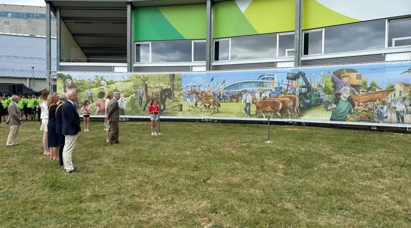 Le Roi et la Reine visitent les préparatifs de la Foire de Libramont et la fresque des 100 ans.