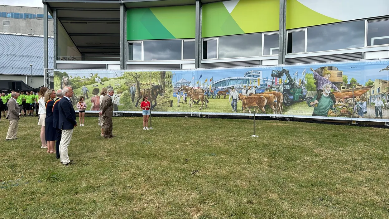 Le Roi et la Reine visitent les préparatifs de la Foire de Libramont et la fresque des 100 ans.