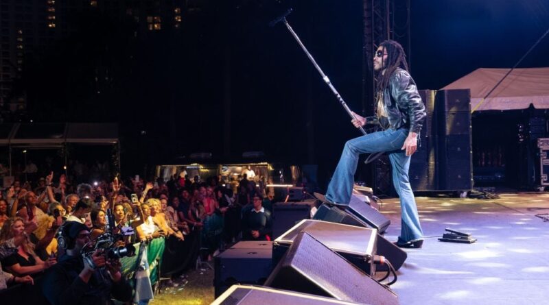 Lenny Kravitz explique pourquoi il ne porte pas de survêtement pour le sport.