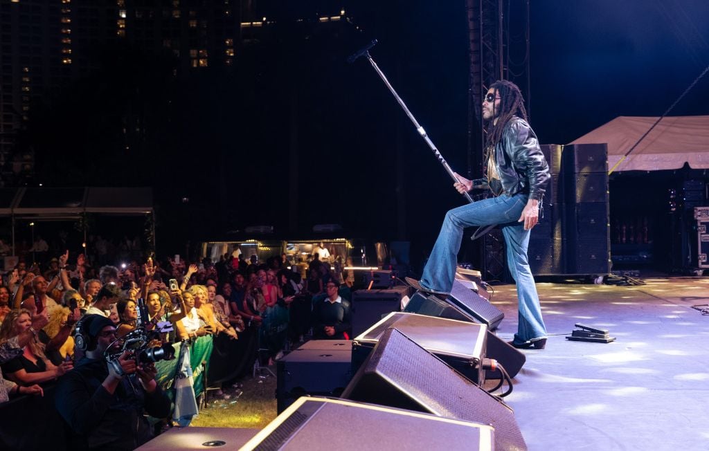 Lenny Kravitz explique pourquoi il ne porte pas de survêtement pour le sport.