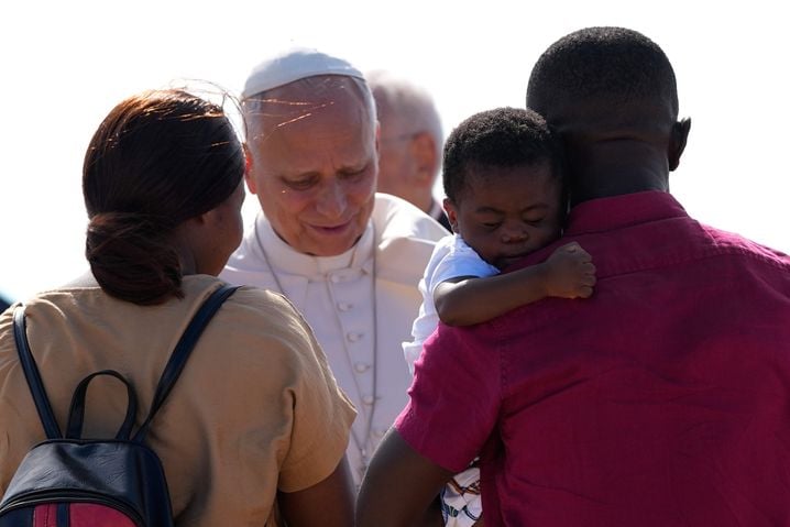 Le pape Léon XIV rencontre une famille de migrants au monument de la Porte de l'Europe à Lampedusa, en Sicile, dans le sud de l'Italie, le samedi 4 juillet 2026.