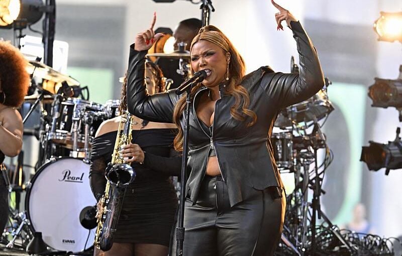 Lizzo en couverture du numéro spécial maillots de « Sports Illustrated »