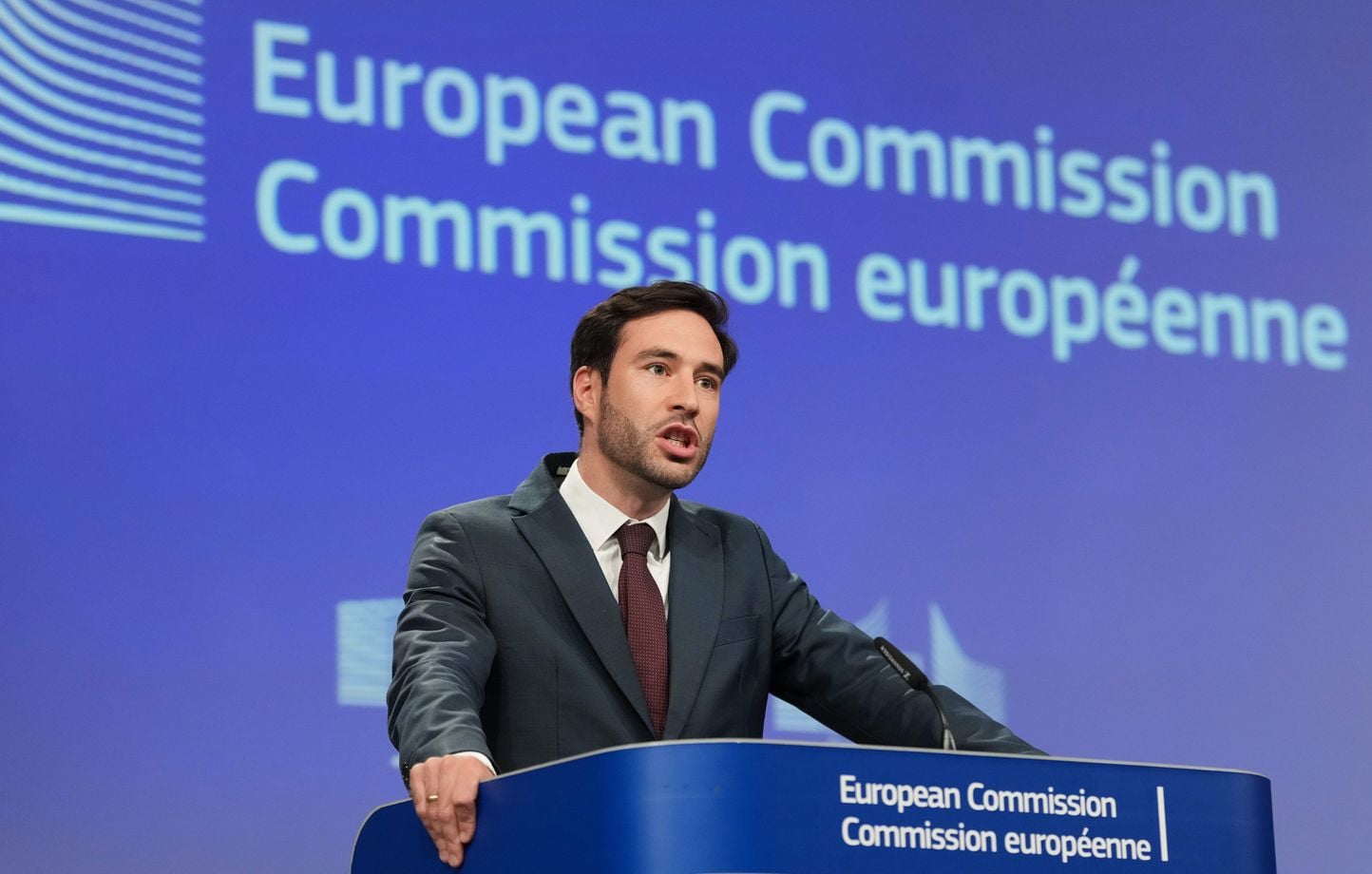 L'Union Européenne sanctionne Google de 890 millions d'euros, au risque de fâcher Trump.