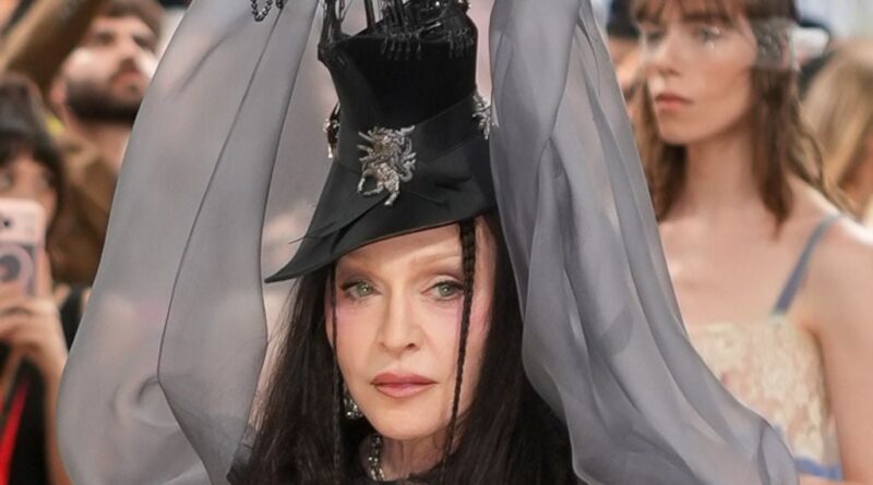Madonna retrouve la première place des charts après 7 ans.