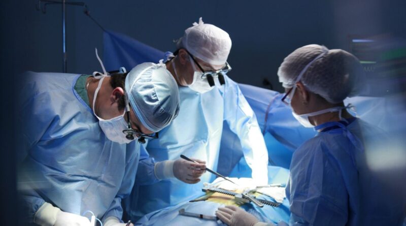 Mauvaise jambe opérée, outil oublié : prévenir les erreurs médicales au bloc.