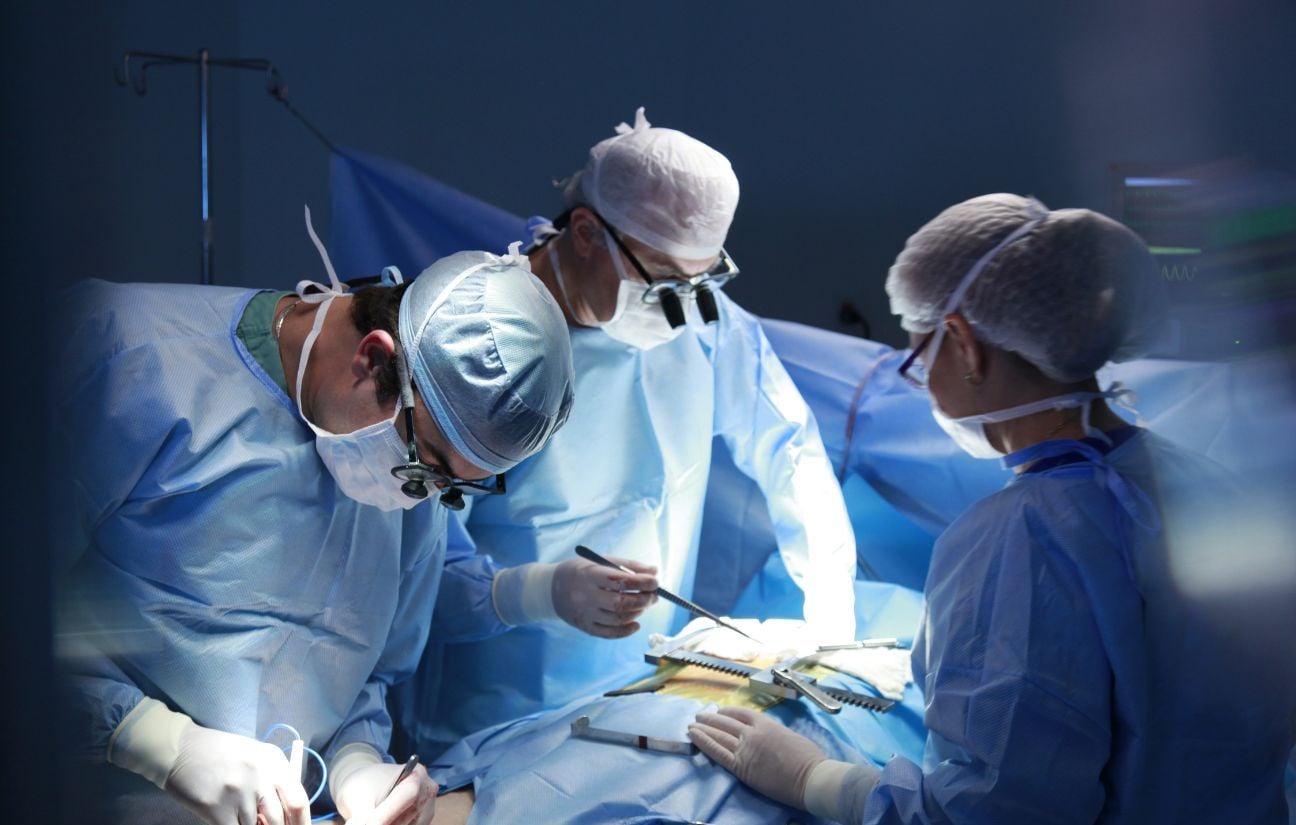 Mauvaise jambe opérée, outil oublié : prévenir les erreurs médicales au bloc.