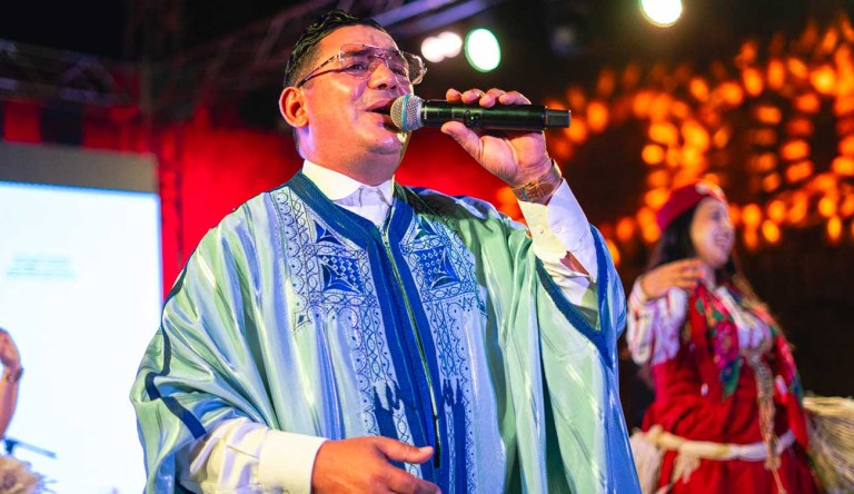 Mohamed Ali Lasmar enflamme le théâtre antique d’Oudhna lors d’une soirée exceptionnelle.