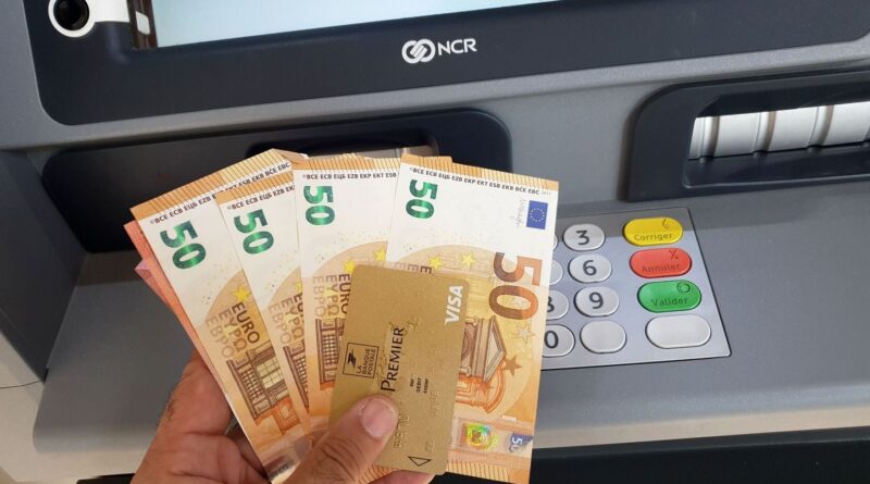 Moins de distributeurs de billets, mais accès aux espèces maintenu