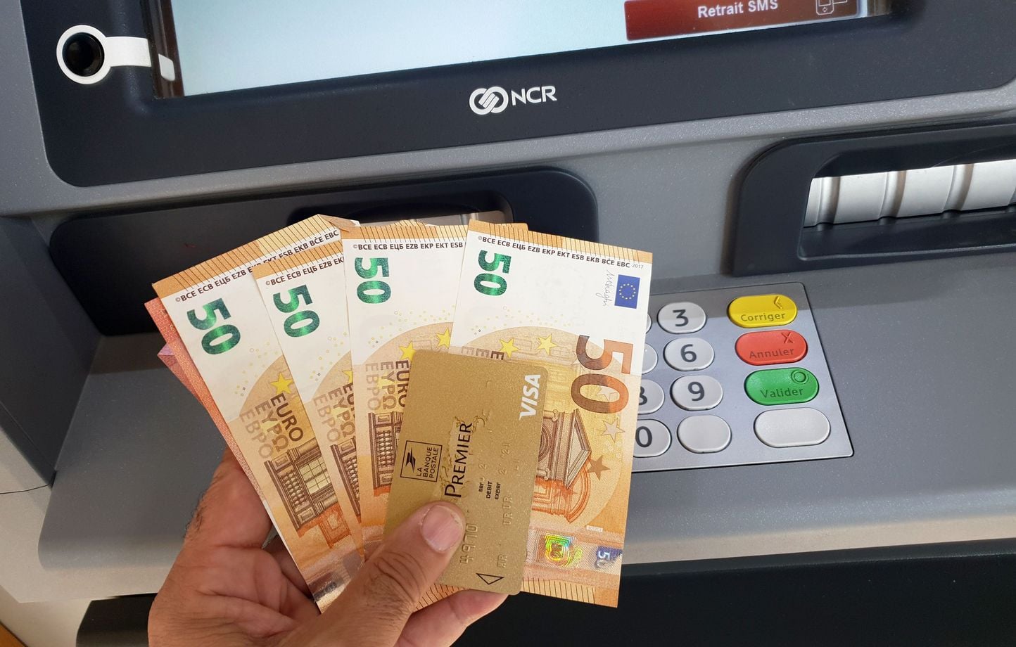 Moins de distributeurs de billets, mais accès aux espèces maintenu