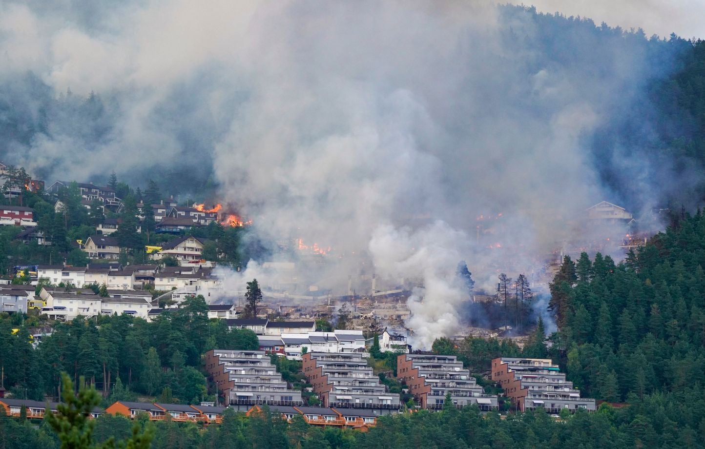 Norvège : Un violent incendie détruit plus d’une centaine de logements.