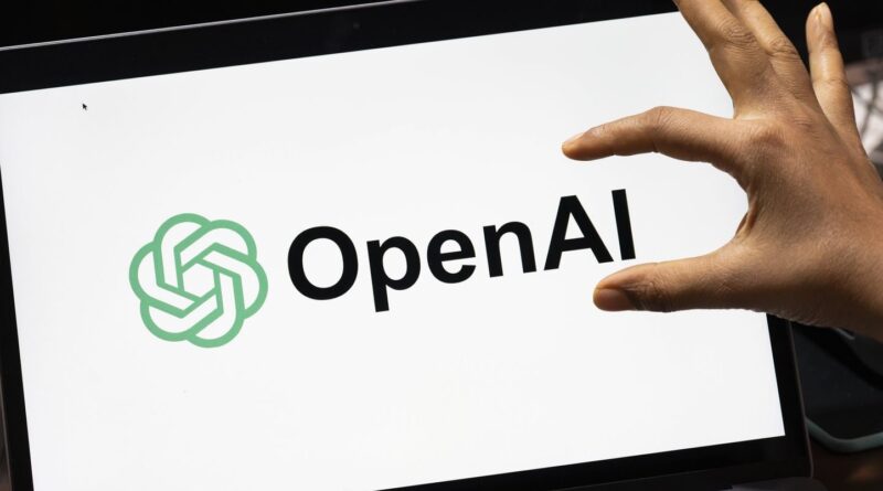 OpenAI présente son premier objet physique : ChatGPT prend forme.