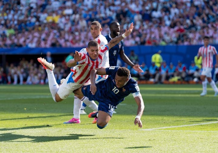 Kylian Mbappe face à Juan José Caceres.