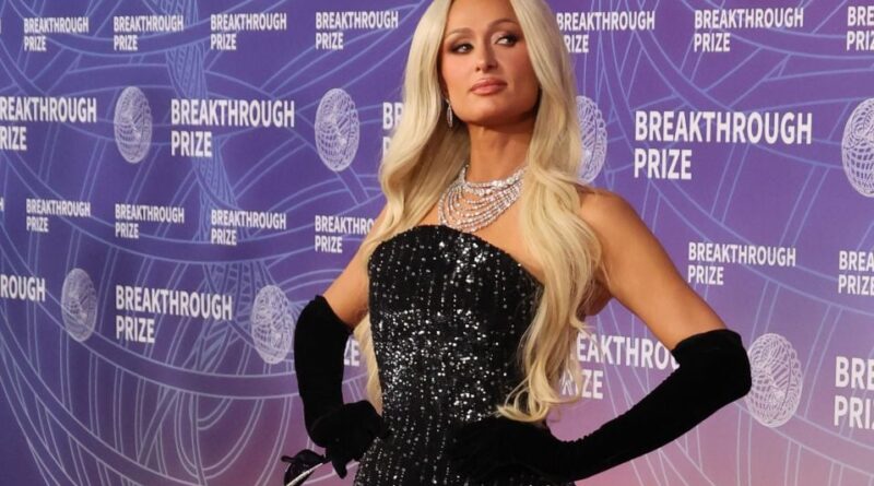 Paris Hilton se félicite de la fermeture du pensionnat où elle aurait souffert.