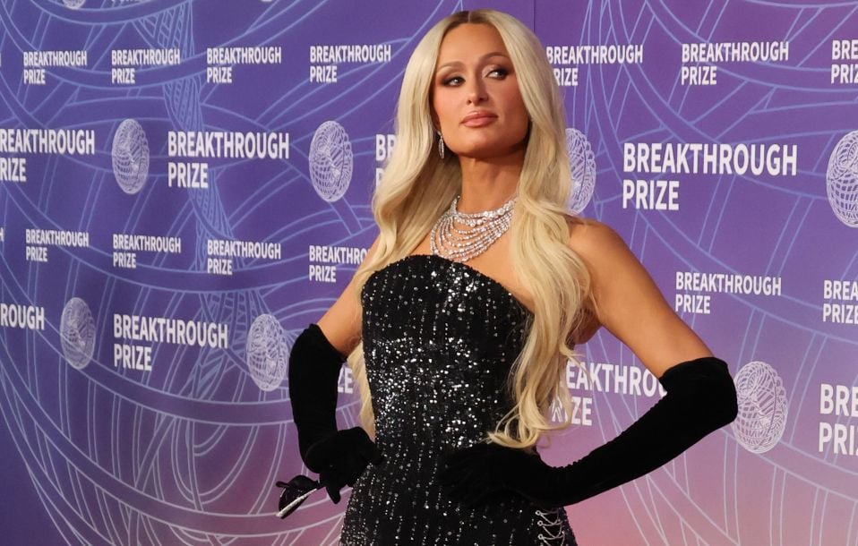 Paris Hilton se félicite de la fermeture du pensionnat où elle aurait souffert.
