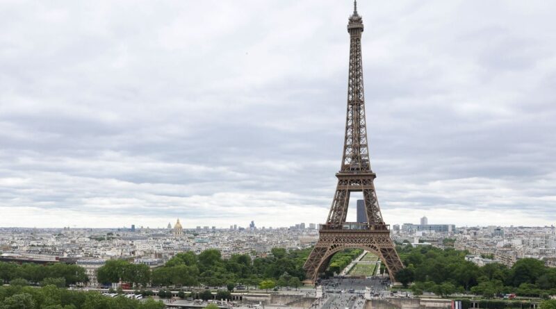 Paris : Un homme ne grimpe pas la tour Eiffel avec un drapeau américain.