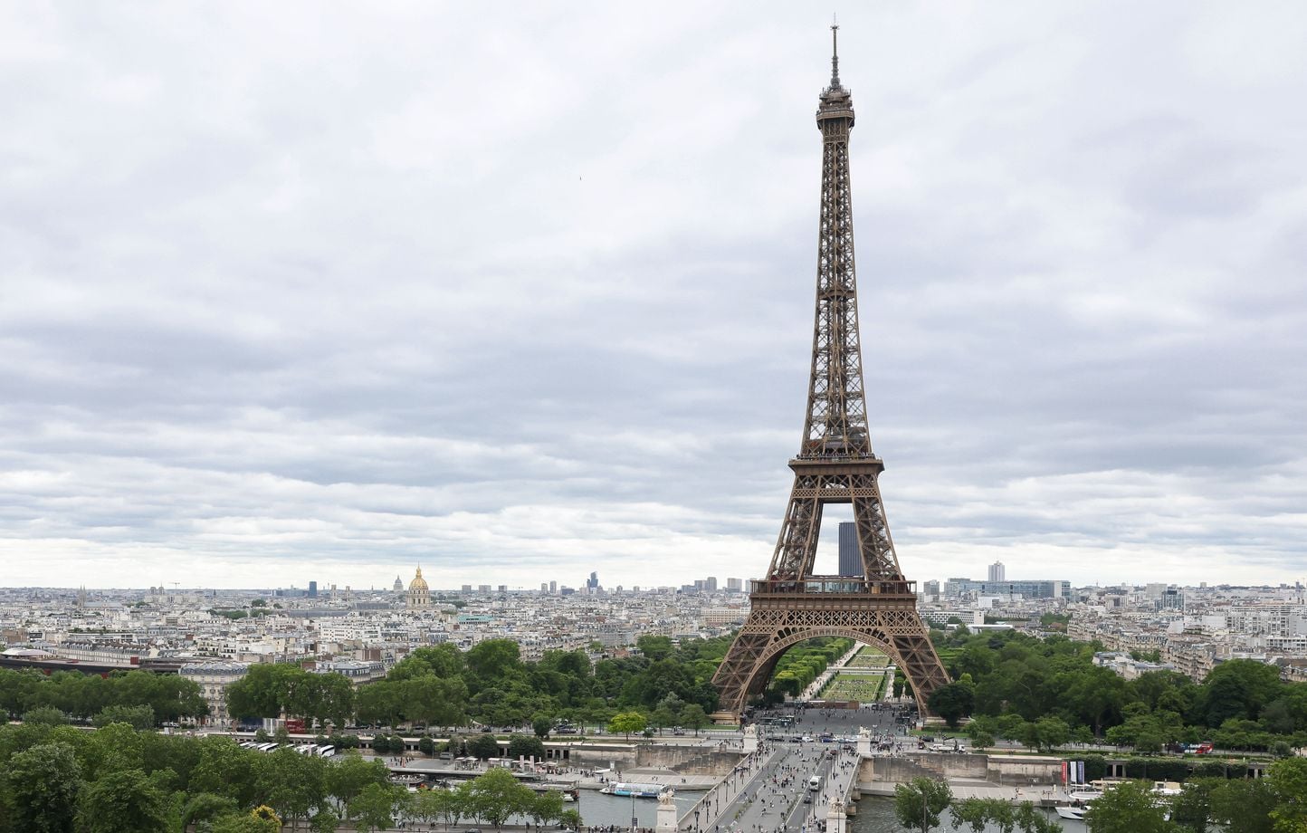 Paris : Un homme ne grimpe pas la tour Eiffel avec un drapeau américain.