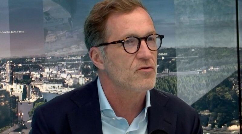Paul Magnette (PS) dénonce un "trou noir budgétaire" et propose une alternative.
