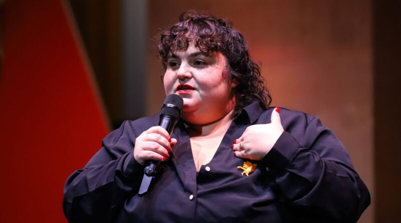 Plus de 300 personnalités signent une tribune en soutien à Barbara Butch après l'interruption de son concert.