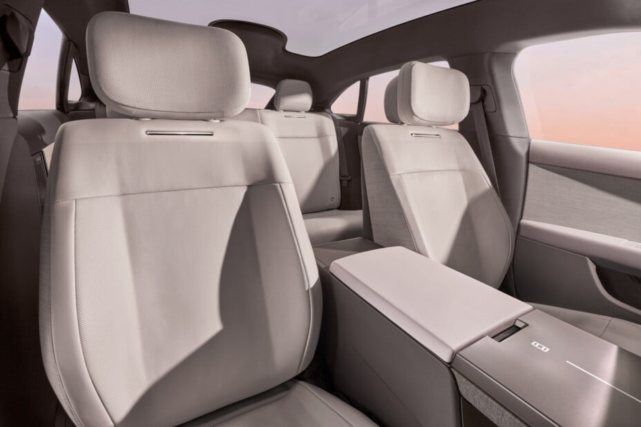 Range Rover présente son GT électrique, un intérieur qui suscite des réactions.