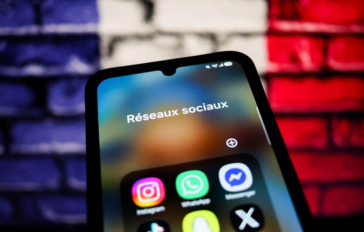Réseaux sociaux chez les moins de 15 ans : 66 % des 10-14 ans favorables à la mesure, selon un sondage.