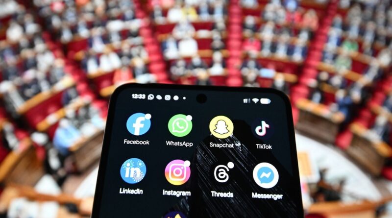 Réseaux sociaux interdits aux moins de 15 ans : adoption définitive de la loi par le Parlement
