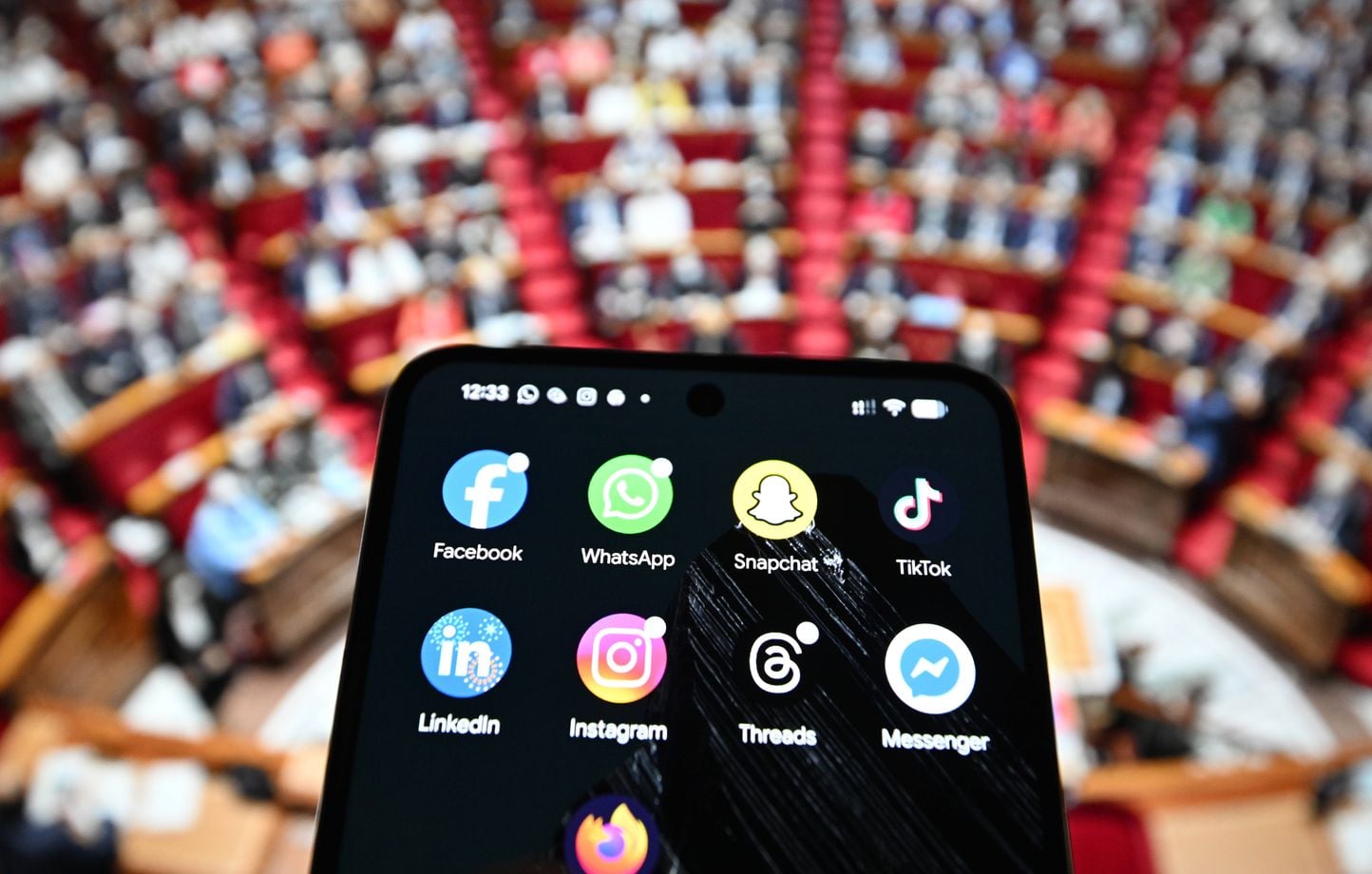 Réseaux sociaux interdits aux moins de 15 ans : adoption définitive de la loi par le Parlement