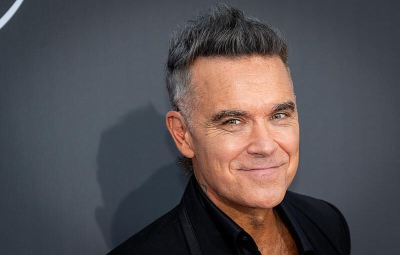 Robbie Williams réagit avec humour aux soupçons de cocaïne lors de la finale du Mondial 2026.