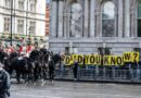 Royaume-Uni : Des militants antimonarchie affichent une photo géante d'Andrew avec Epstein à Buckingham