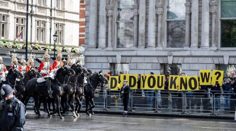 Royaume-Uni : Des militants antimonarchie affichent une photo géante d'Andrew avec Epstein à Buckingham