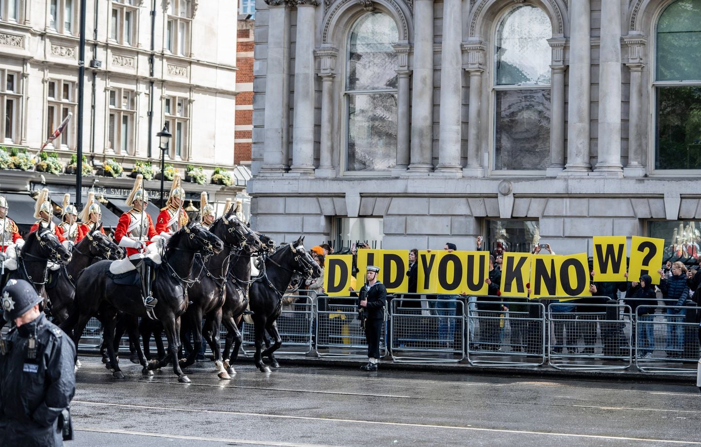 Royaume-Uni : Des militants antimonarchie affichent une photo géante d'Andrew avec Epstein à Buckingham